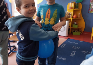 Dzieci tanczą z balonami
